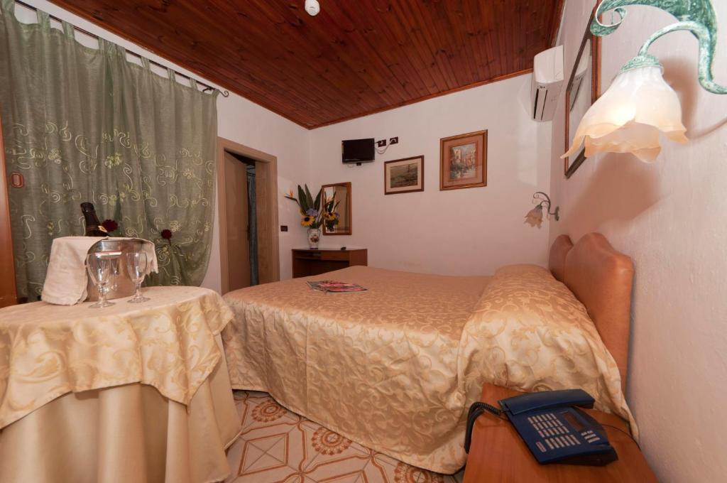 Hotel Villa Franca Forio di Ischia Rum bild